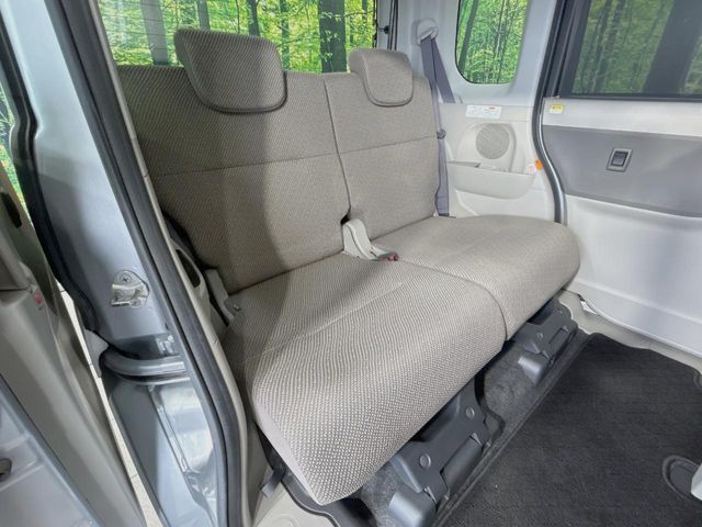 後部座席も気になるようなキズ・汚れやへたり等、大きなダメージはなく、良好な状態です。