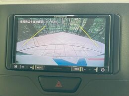 【バックカメラ】駐車時に後方がリアルタイム映像で確認できます。大型商業施設や立体駐車場での駐車時や、夜間のバック時に大活躍！運転スキルに関わらず、今や必須となった装備のひとつです！
