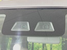 【スマートアシスト】走行中に前方の車両等を認識し、衝突しそうな時は警報とブレーキで衝突回避と被害軽減をアシスト。より安全にドライブをお楽しみいただけます。