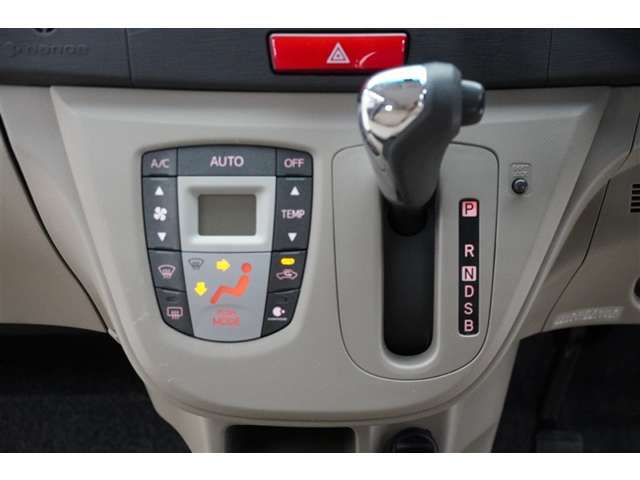 操作しやすいオートエアコン装備しています。