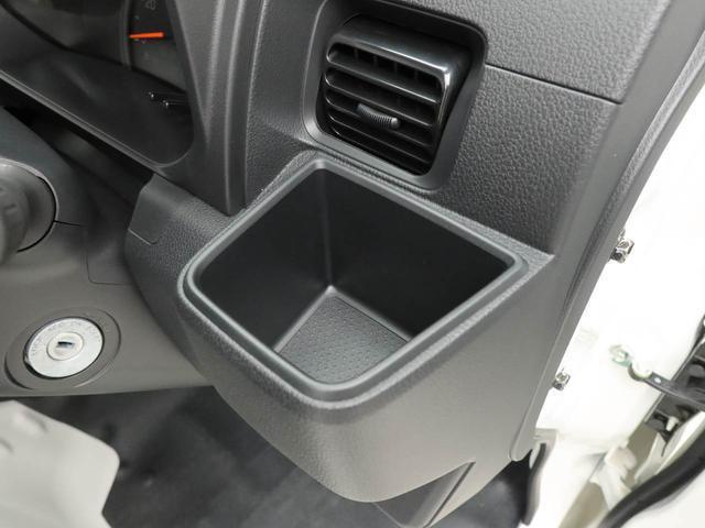 【カップホルダー】　600mlのペットボトルのほか、文具などの小物も収納できるホルダーです。