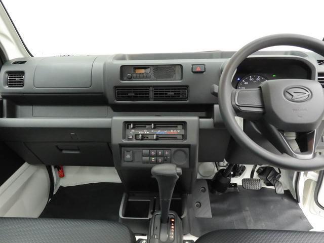 運転席全体　シンプルで見晴らしも広い、誰にも運転しやすいデザインです。