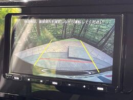 【バックカメラ】駐車時に後方がリアルタイム映像で確認できます。大型商業施設や立体駐車場での駐車時や、夜間のバック時に大活躍！運転スキルに関わらず、今や必須となった装備のひとつです