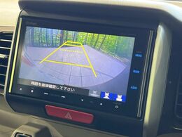 【バックカメラ】駐車時に後方がリアルタイム映像で確認できます。大型商業施設や立体駐車場での駐車時や、夜間のバック時に大活躍！運転スキルに関わらず、今や必須となった装備のひとつです！