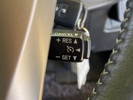 【クルーズコントロール】高速道路もラクラク走行。アクセルを離しても一定速度で走行ができ、長距離運転時の負担を軽減！加速・減速も簡単なスイッチ操作で調整できます。