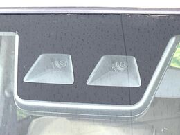 【スマートアシスト】走行中に前方の車両等を認識し、衝突しそうな時は警報とブレーキで衝突回避と被害軽減をアシスト。より安全にドライブをお楽しみいただけます。