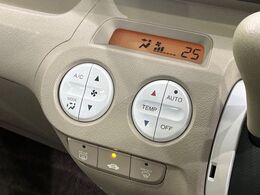 【オートエアコン】一度お好みの温度に設定すれば、車内の温度を検知し風量や温度を自動で調整。暑い…寒い…と何度もスイッチ操作をする必要はありません。快適な車内空間には必須の機能ですね♪