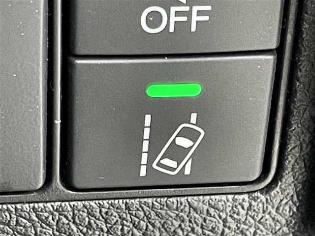 【路外逸脱抑制機能】はみ出しそうなとき、ディスプレー表示とステアリング振動の警告で注意を促すとともに、車線内へ戻るようにステアリング操作を支援します。機能には限界があるためご注意ください。