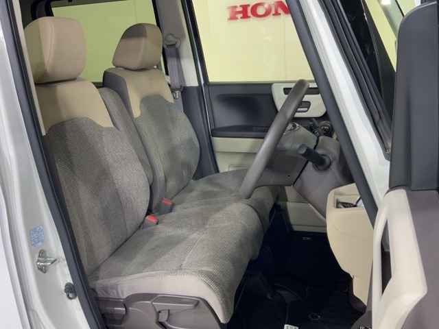 乗降がしやすい運転席。高さが調節できて小柄な女性でもベストポジションをとることができます。
