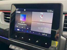 【純正ディスプレイオーディオ】FM・AMラジオやブルートゥース接続など多彩な機能を併せ持っており、インパネ周りがすっきりしてますね！