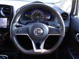 オーディオの選曲や音量調整ができるステアリングスイッチ。目線の移動が少なく安心です。