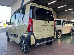 バックカメラ付きで駐車も楽々♪障害物までの距離に応じて警告音と表示で障害物の確認ヲサポートする『コーナーセンサー』前後付き♪