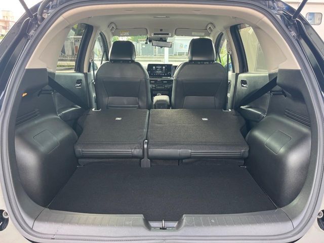 後席を格納すると、これだけの広さが！シーンに合わせたシートアレンジで、大きな荷物も積むことが出来ます♪