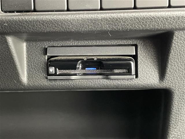 【ETC】有料道路の乗り降り時に停車することなくスマートに乗り入れが可能になったり、割引を受けることができる嬉しい装備です。