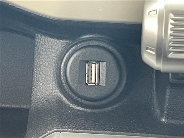 【USB端子】USB接続もついていますので携帯などの電子機器の充電にも使えて便利です♪
