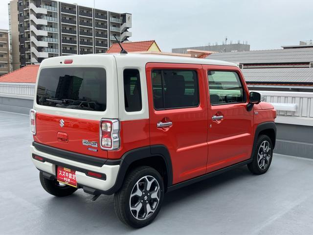 右斜め後ろからの特徴的なフォルム。ボックス型で車体全体を把握しやすく運転しやすそうですね♪