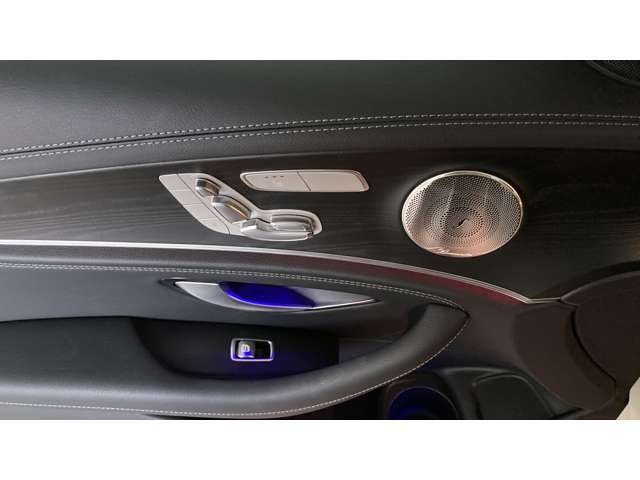 【メモリー付パワーシート】シートをかたどった調整スイッチはメルセデス・ベンツが特許を持っています。様々な体型の乗員に合わせた、きめ細かい調整が可能になっています。