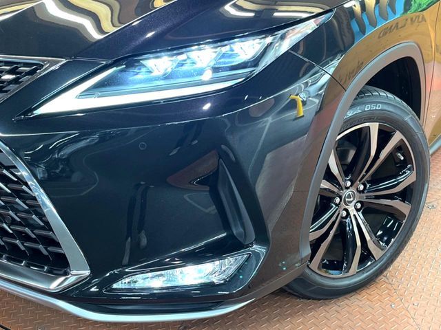 【三眼LEDヘッドライト】スタイリッシュな見た目の三眼LEDヘッドライトを装備♪スタイルだけでなく、夜間の走行も視界良好で安心してお乗りいただけます。