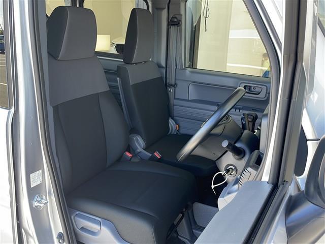 【運転席】座り心地が良いシートなので長時間の運転でも快適にお過ごしいただけます。新品のフロアマットのご注文も可能です。掲載箇所以外にご希望の写真がございましたらお気軽にお問い合わせ下さい。