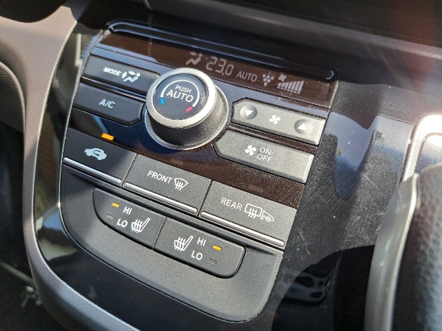 フルオートエアコンのお写真です。ボタン一つで年中快適な温度でお過ごし頂けます♪前席のシートヒーターも付いてます。