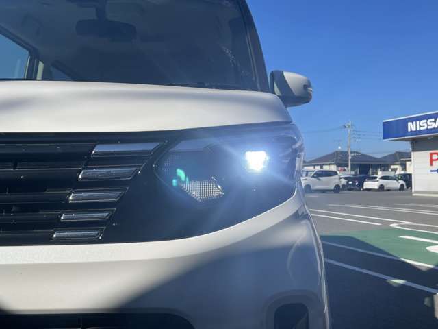 LEDヘッドランプ：ハロゲンランプの約2倍の光量でより明るく遠くを照らし、夜間走行時の視認性を高めます。