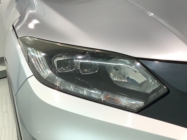 LEDヘッドライトは、点灯の瞬間から最大光量を発揮し、突然暗くなるトンネルなどでの安定感を高めます。