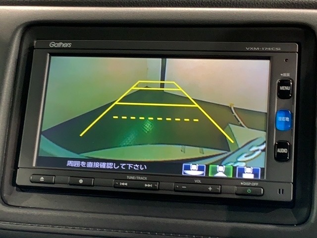 リバースギアに入れるだけで後方の表示へ切り替わります。夜間や雨の日の駐車も楽になりますよ。