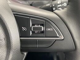 【クルーズコントロール】高速道路もラクラク走行。アクセルを離しても一定速度で走行ができ、長距離運転時の負担を軽減！加速・減速も簡単なスイッチ操作で調整できます。