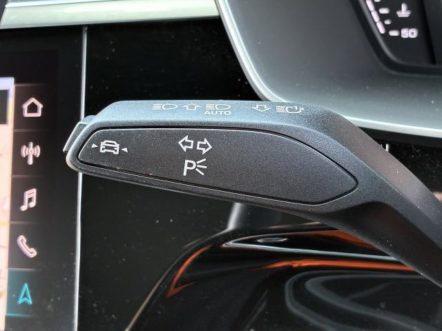 【Audiレーンアシスト】従来の追従クルーズコントロールの機能に加え、レーンをキープし、逸脱しそうな場合は自動的にステアリングを修正します。
