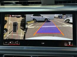 【サラウンドビューカメラ】4台の広角カメラで自車の全周囲360度を捉え、様々な角度からの映像を映し出すことで、駐車時の操作をより簡単に行えます。