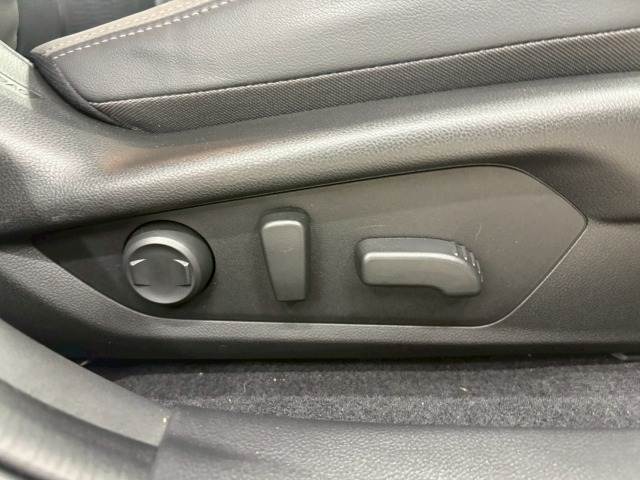 【パワーシート】スイッチ操作でシートの前後スライド、座面の高さ、背もたれの傾きなどを調整できます！