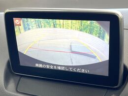 【バックカメラ】駐車時に後方がリアルタイム映像で確認できます。大型商業施設や立体駐車場での駐車時や、夜間のバック時に大活躍！運転スキルに関わらず、今や必須となった装備のひとつです！