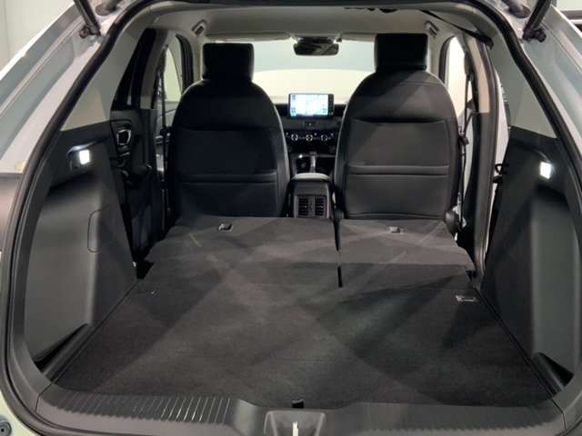 リア席を倒せば広々とした空間の出来上がり！床が低くフラットになり、天井までの高さがありますので積載が便利です。