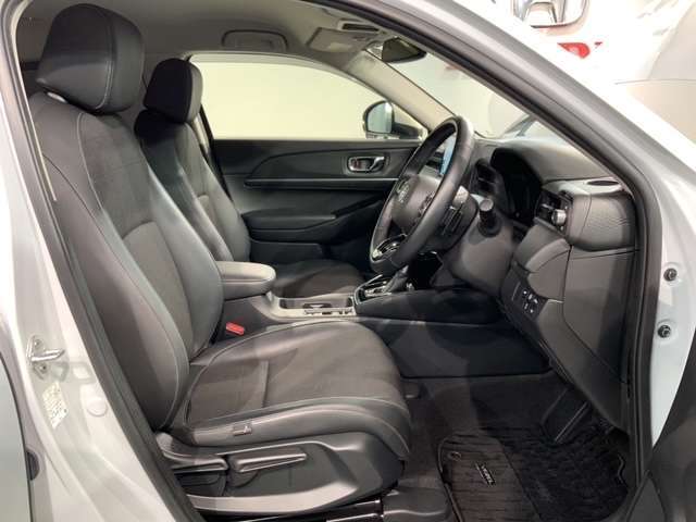 程よい硬さとホールド性が高くロングドライブも疲れにくいシートです。