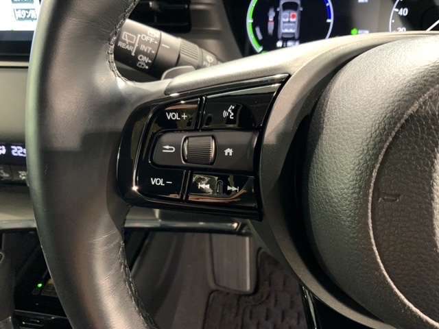 ステアリングにオーディオ操作スイッチが付いています。オーディオ画面に直接タッチしなくても操作が出来ますので、運転に集中できます。