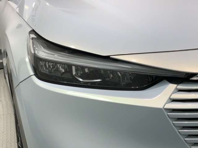 LEDヘッドライトは、点灯の瞬間から最大光量を発揮し、突然暗くなるトンネルなどでの安定感を高めます。