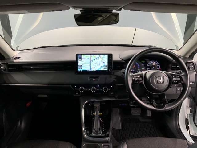 使いやすいレイアウトのダッシュボード周辺です。オートエアコンや小物入れなど嬉しい装備が満載です。