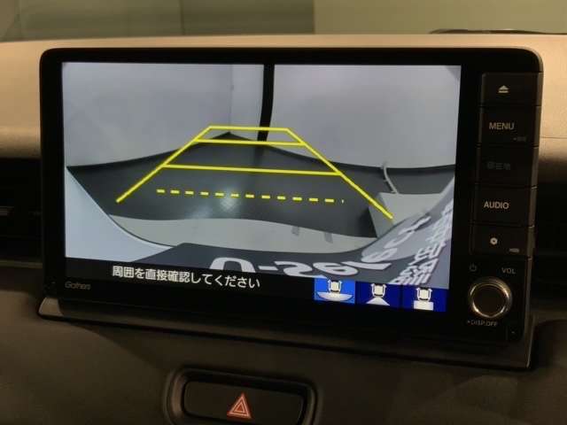 リバースギアに入れるだけで後方の表示へ切り替わります。夜間や雨の日の駐車も楽になりますよ。