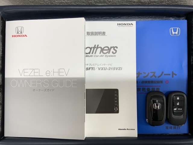 スマートキーは鍵をバッグに入れたままでもドアロックの開閉やエンジンのON・OFFができます。夜間や雨の日も鍵を探さなくて良いので便利です。