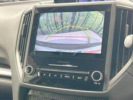 【バックカメラ】駐車時に後方がリアルタイム映像で確認できます。大型商業施設や立体駐車場での駐車時や、夜間のバック時に大活躍！運転スキルに関わらず、今や必須となった装備のひとつです！