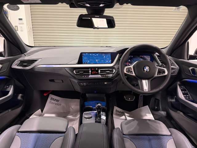 BMWの運転席はドライバーオリエンテッドという構造を採用。ドライバー目線の操作がしやすい設計になっており、ドライブ中にも目線の移動が少なく運転中にも簡単に操作ができます。