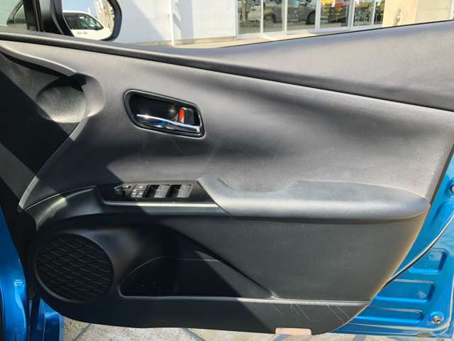 洗練されたデザインの運転席回りはドライビングの愉しさを予感させてくれます♪