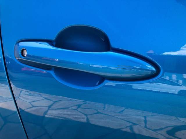 スマート機能付き運転席ドアハンドルです！！左側も同様です♪