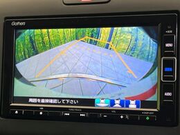 【バックカメラ】駐車時に後方がリアルタイム映像で確認できます。大型商業施設や立体駐車場での駐車時や、夜間のバック時に大活躍！運転スキルに関わらず、今や必須となった装備のひとつです！