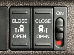 【両側パワースライドドア】スマートキーや運転席のスイッチで後席両側スライドドアの開閉が可能♪電動だから力を入れてドアを開ける必要が無く、小さなお子様でも簡単に開け閉めでき快適です♪