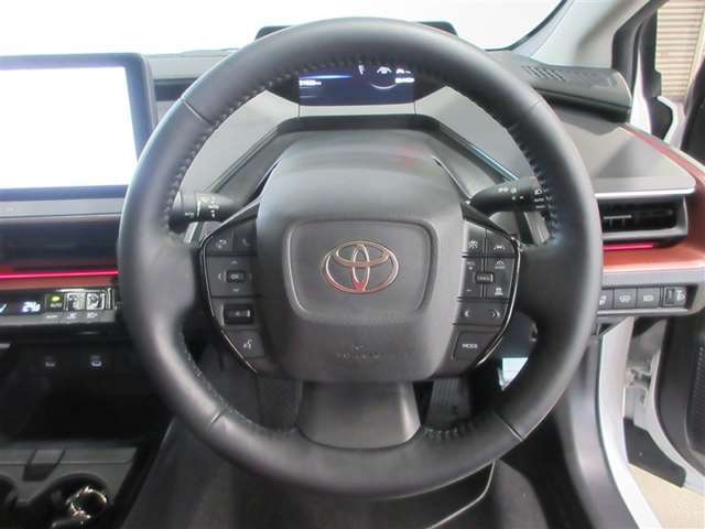 ステアリングから手を放さず、運転をしながらさまざまな操作が行えます。