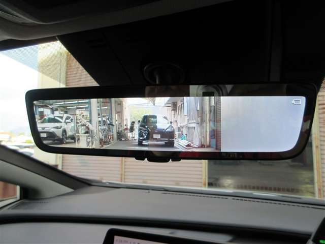 デジタルインナーミラー付き。後方視野角が広く、後席に同乗者がいても後方を確認しやすく安心です。