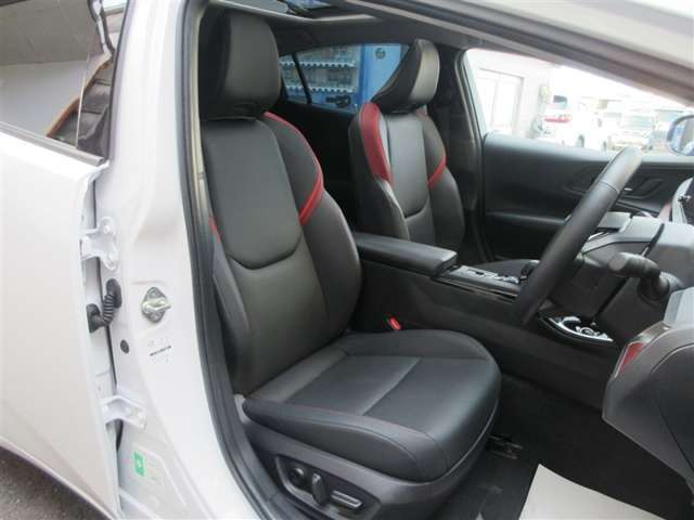 低燃費で環境にもやさしいハイブリッド車です。トヨタ専用診断機器でハイブリッドシステムを綿密に点検してあります！