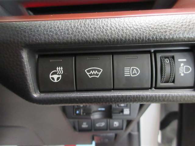 ステアリングヒーター付き。寒い日のドライブも、手のひらから温めてくれます。