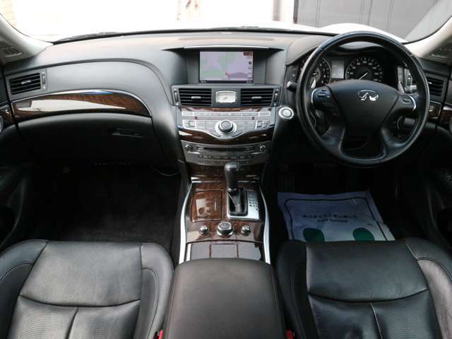 すっきりとしたフーガらしいデザインのダッシュ回り！フロントビューの視認性もよく運転しやすいと思います★